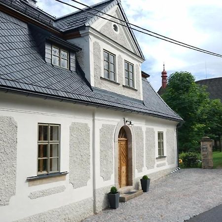 Baroque Chaplain House Kaplanka 1796 A. D. - Historical Luxury Apts In Bohemian Paradise Zelezny Brod المظهر الخارجي الصورة