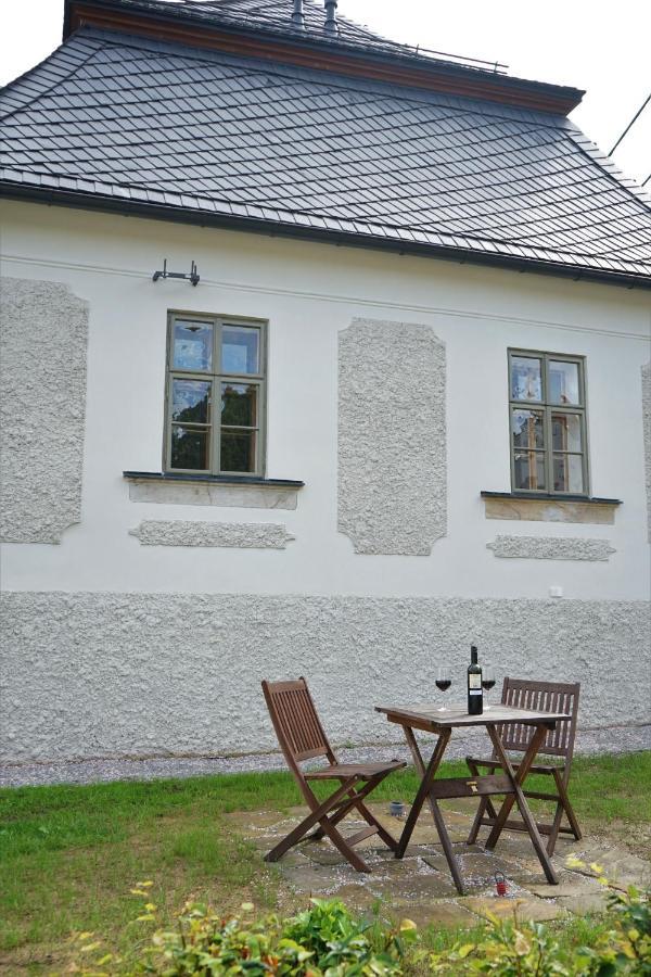 Baroque Chaplain House Kaplanka 1796 A. D. - Historical Luxury Apts In Bohemian Paradise Zelezny Brod المظهر الخارجي الصورة